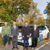 Auf dem Bild zu sehen ist die neue E-Ladesäule sowie das Carsharingauto in der Oderstraße mit den Mitwirkenden Hr. Tickert, Herr EBM Baron, Herr König und Frau Tamm