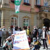 Zu sehen ist Oberbürgermeister Richard Arnold und viele Bürgerinnen und Bürger vor dem Gmünder Rathaus mit verschiedenen Flaggen