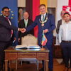 Zu sehen ist Oberbürgermeister Richard Arnold beim Empfang der äthiopischen Delegation im Rathaus