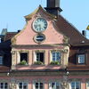 Zu sehen ist die Frontantsicht des Schwäbisch Gmünder Rathaus mit der Uhr
