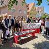 Zu sehen ist die neue Solarbank in der Hinteren Schmiedgasse bei ihrer Enthüllung