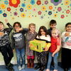 Zu sehen sind Kinder beim trinken der Apfelsaftspende der Familie Seiz