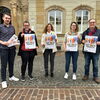 Zu sehen sind die Beteiligten der Kinoreihe mit Plakaten unf Flyern in der Hand haltend vor dem Gmünder Rathaus.