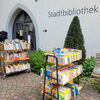 Zu sehen ist der ein Wagen voller Bücher zum Flohmarkt