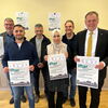 Zu sehen sind die Beteiligten des Fastenbrechens mit Plakaten in der Hand haltend