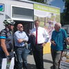 Bewachtes Fahrradparken - Verkehrsminister Winfried Hermann (2. v. l.) und OB Richard Arnold heißen dies gut. 