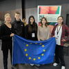 Zu sehen sind die Beteiligten des Austauschprojekt NEXT mit einer Europa-Flagge in der Hand haltend